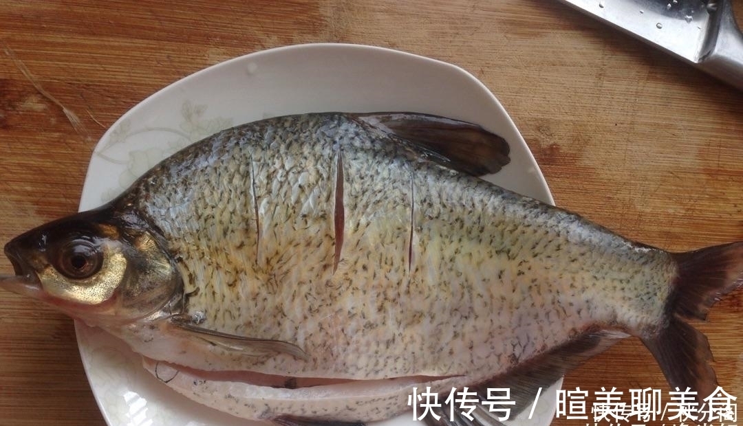 煎鱼时热油下锅还是冷油下锅大厨多加“1样”，鱼皮完整不粘锅