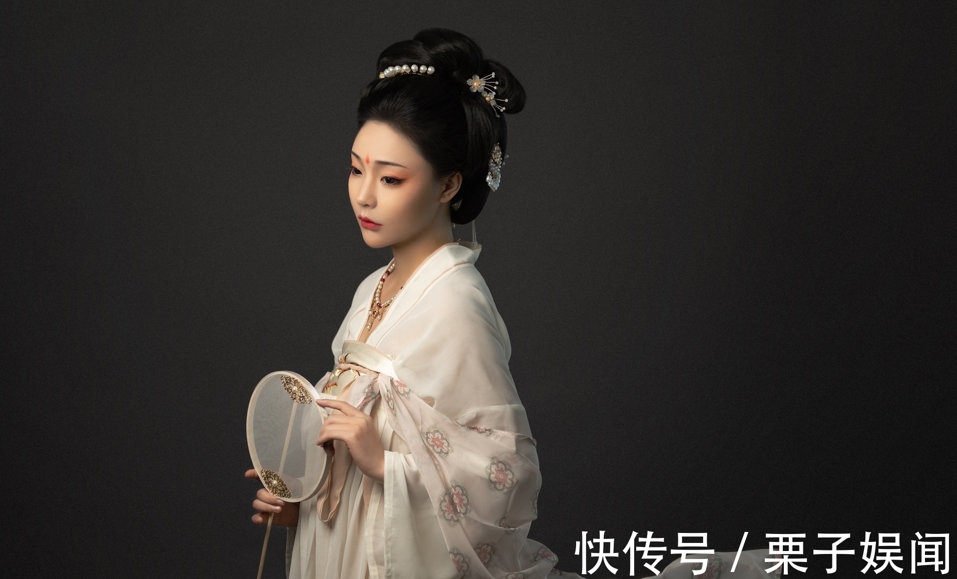 江天$七律·赏秋·八首：依依别夏悄回望，金菊萦篱笑粲然