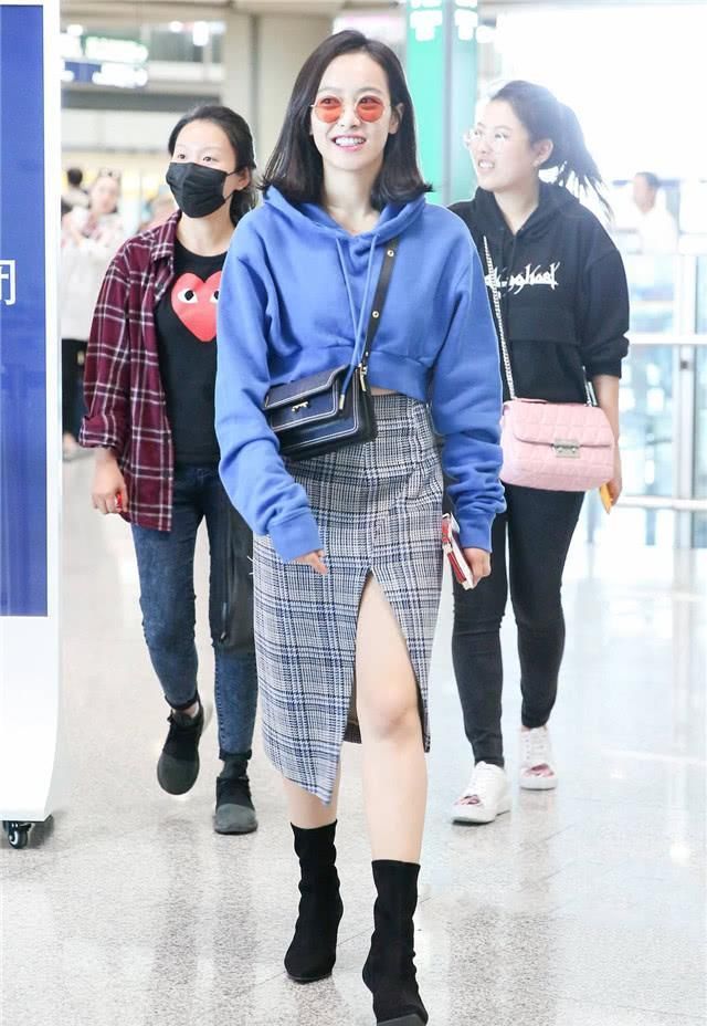 卫衣下面尽量别配小黑裤了今年明星都在这样穿,这也太时髦了吧