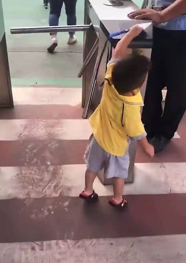 档杆|宝宝经常放学后喊后脑勺疼,妈妈“实地考察”找出原因,网友笑喷
