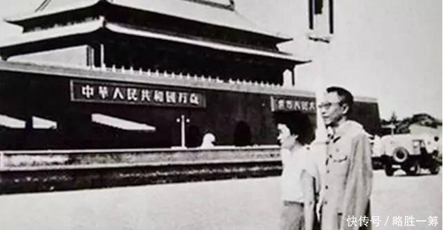 重游|溥仪被释放后携妻子重游故宫，迎面走来一老头，溥仪见后脸色大变！