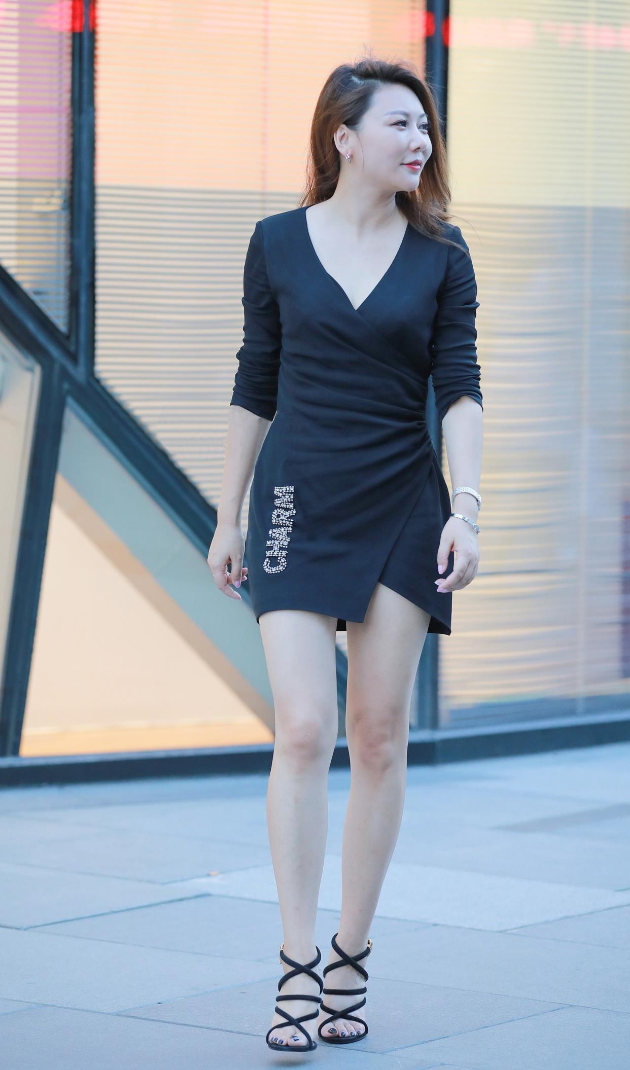 裹身 身材苗条的女生,穿裹身连衣裙搭配细跟凉鞋,更显身材曲线美