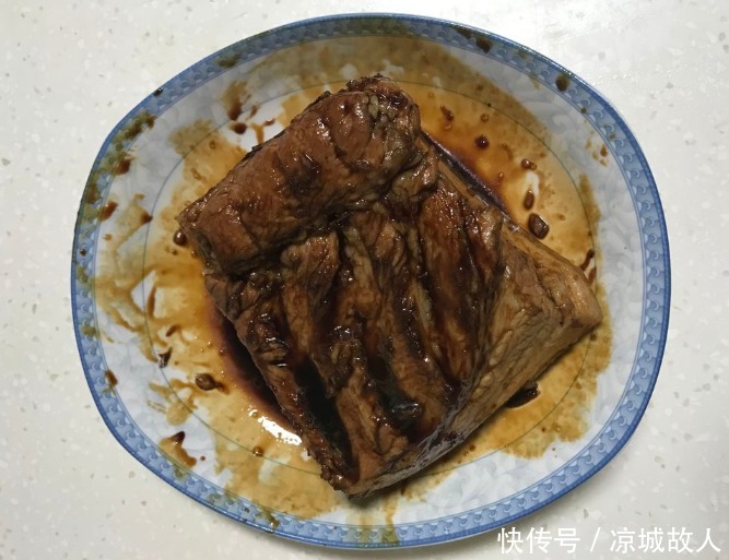 炸扣肉,直接油炸是大错,牢记4个技巧,金黄红润,布满了虎皮泡