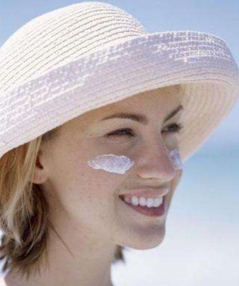 小姐姐 擦防晒霜的四个不能第三个容易长斑!