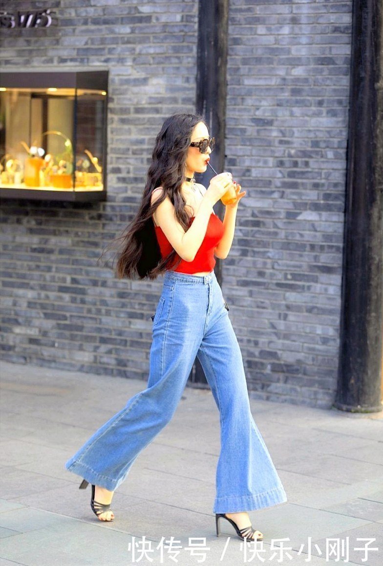 高个模特穿牛仔裤真好看，展示出一双大长腿，彰显轻熟的性感韵味