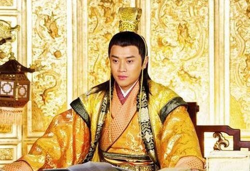 梳头|皇帝在梳头时感慨膝下无子,太监跪地相告:皇子在冷宫,已经6岁了