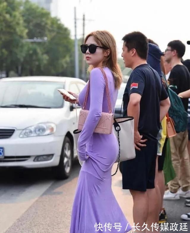 连衣裙 美女紫色温婉连衣裙,穿出一股“秋高气爽”的味道
