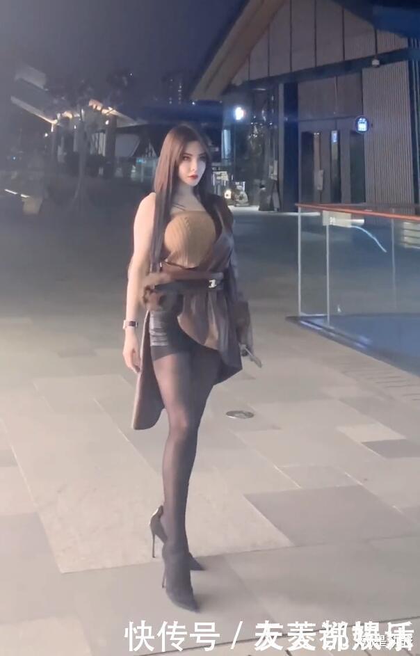 针织背心配上皮裙,美得太随意,不自信的女孩不敢这么穿