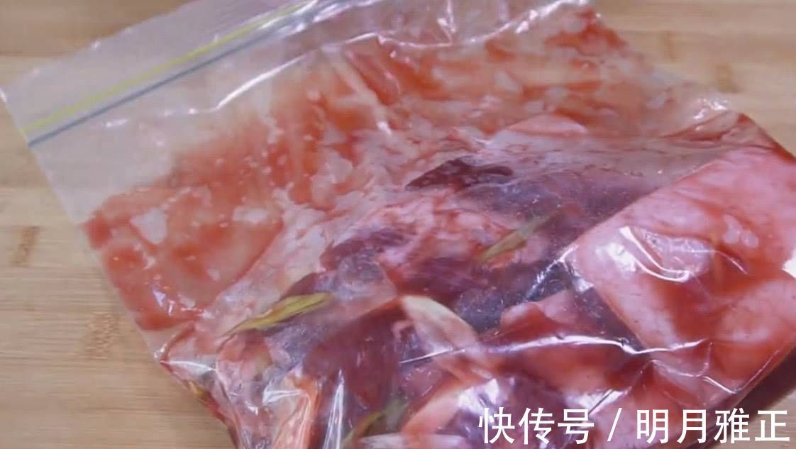 加油|把3斤五花肉扔进电饭煲,不加水,不加油,比红烧肉香