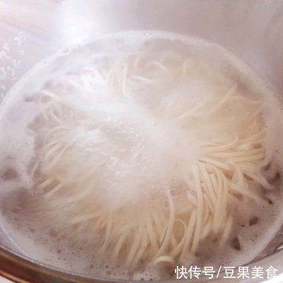 青菜|大人小孩都爱吃的#夏日开胃餐#酸汤面，学起来