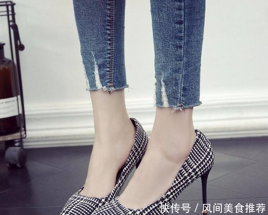 尖头|性感高跟鞋露出纤细的大长腿,简简单单透露女人味