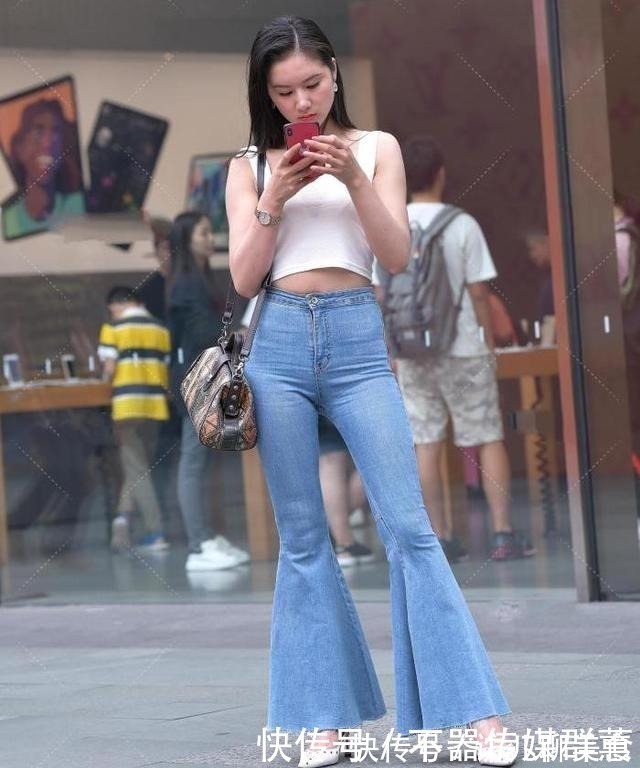 美女 白色背心吊带镂空面料美女搭配“浅色牛仔裤”,时尚又漂亮显身材