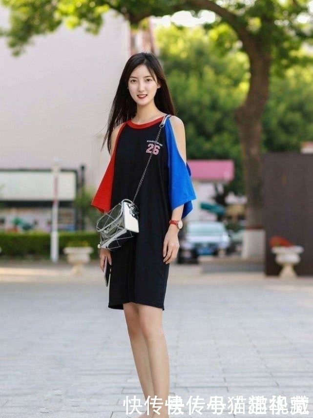 长发披肩|街拍:美女粉色吊带裙,长发披肩气质温婉动人