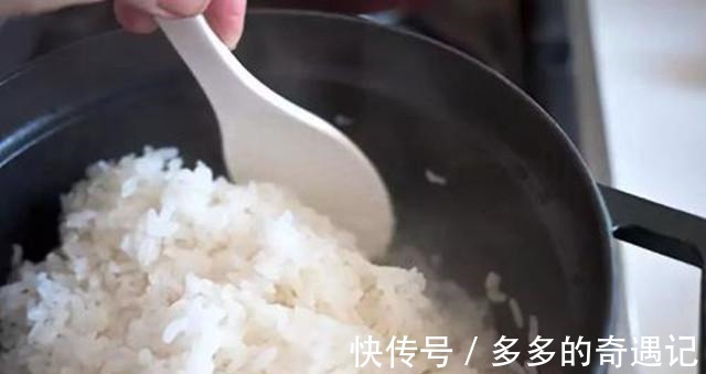蒸米饭时，大米究竟要洗几次牢记这3点米饭粒粒分明，更香软！