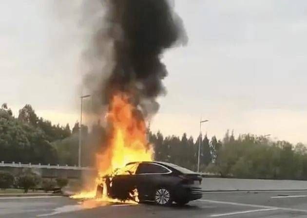 自动驾驶|没事自动驾驶，出事辅助驾驶，特斯拉、蔚来、理想究竟靠不靠谱？