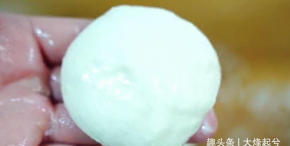 早餐,包子油条靠边站,1碗面粉2个鸡蛋,简单一搅,15分钟就出锅