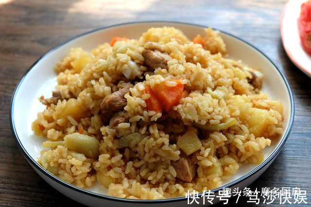 大米|电饭锅只蒸白米饭太浪费，4种食材和大米同煮，有肉有菜香喷喷