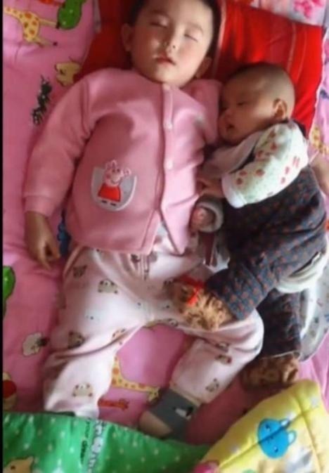 父母|哥哥哄弟弟一起睡着后,妈妈掀开被子看到这一画面,心都要暖化了