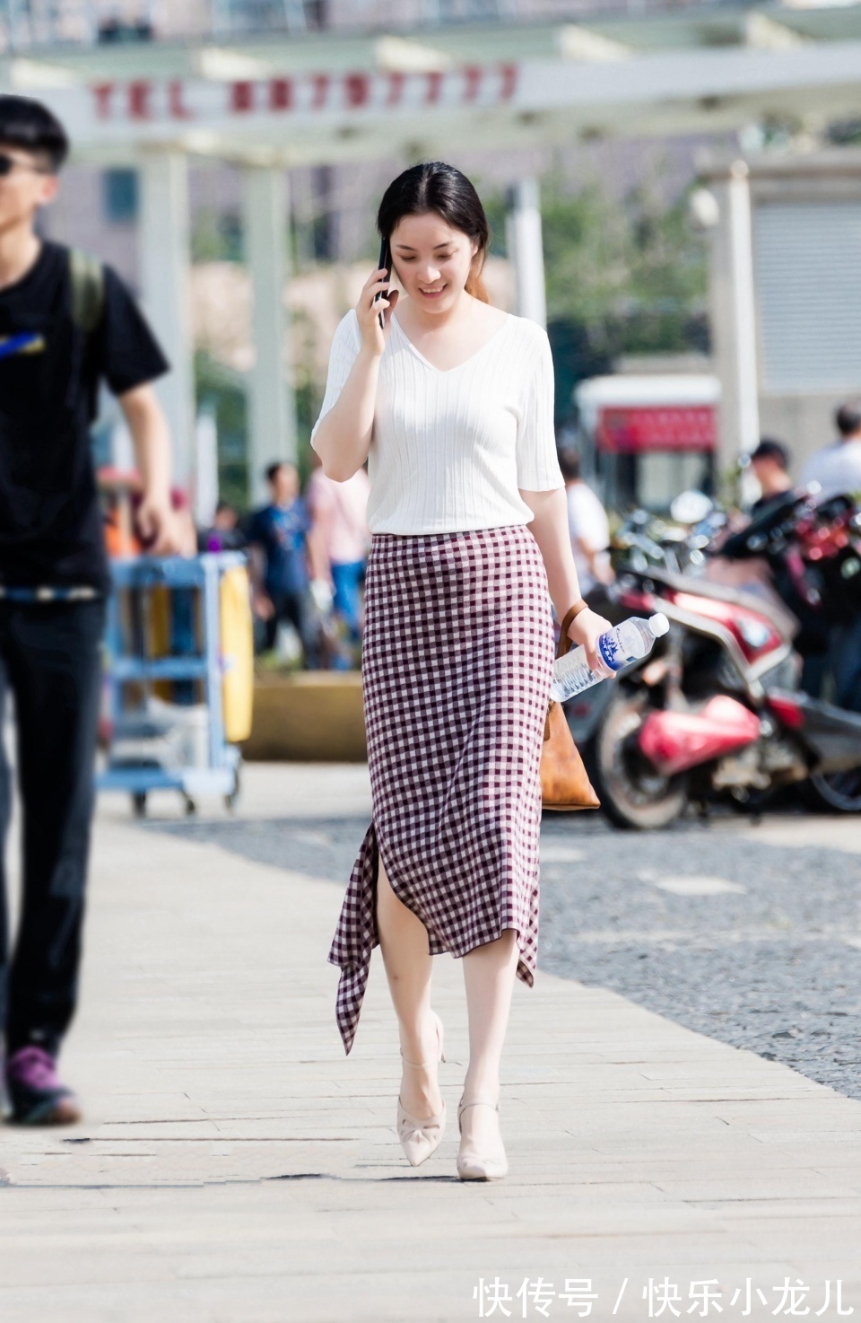 丑女人|时尚搭配，第一位身穿天蓝色大露背连衣裙的小姐姐，极具时尚气质