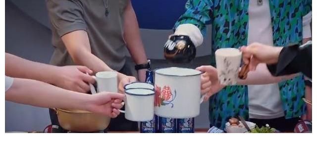 手抓饼|《一起 火锅吧》，王一博开启新技能手抓饼、魔术、悠悠球玩得溜