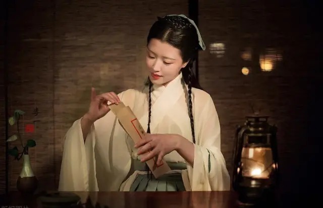 手提金缕鞋!李煜这首词,肉麻至极,相关的句子如春风般撩人且撩心!