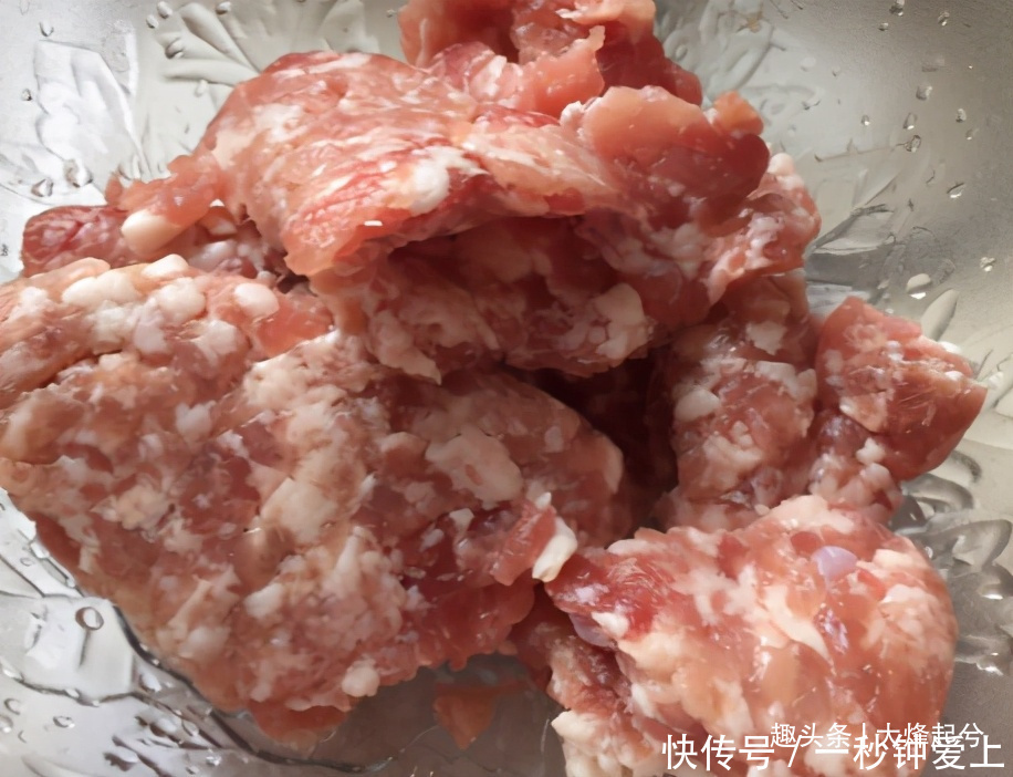 每到冬天，我家最爱的饺子，馅香皮筋道，一口一个吃着太解馋了