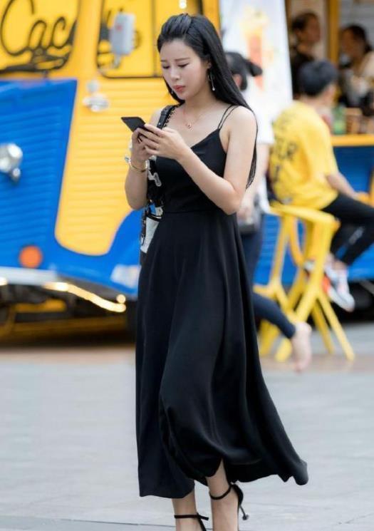 美女|长发飘飘的美女,笑容甜美,走在街上回头率超高