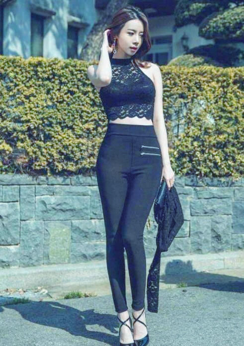 小姐姐|街拍女神:气质迷人的紧身打底裤小姐姐,唯美的穿搭很动人