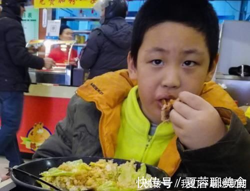 价值观念|吃顿火锅只要10元,宝妈做法让娃害羞,占便宜难道要从娃娃抓起?