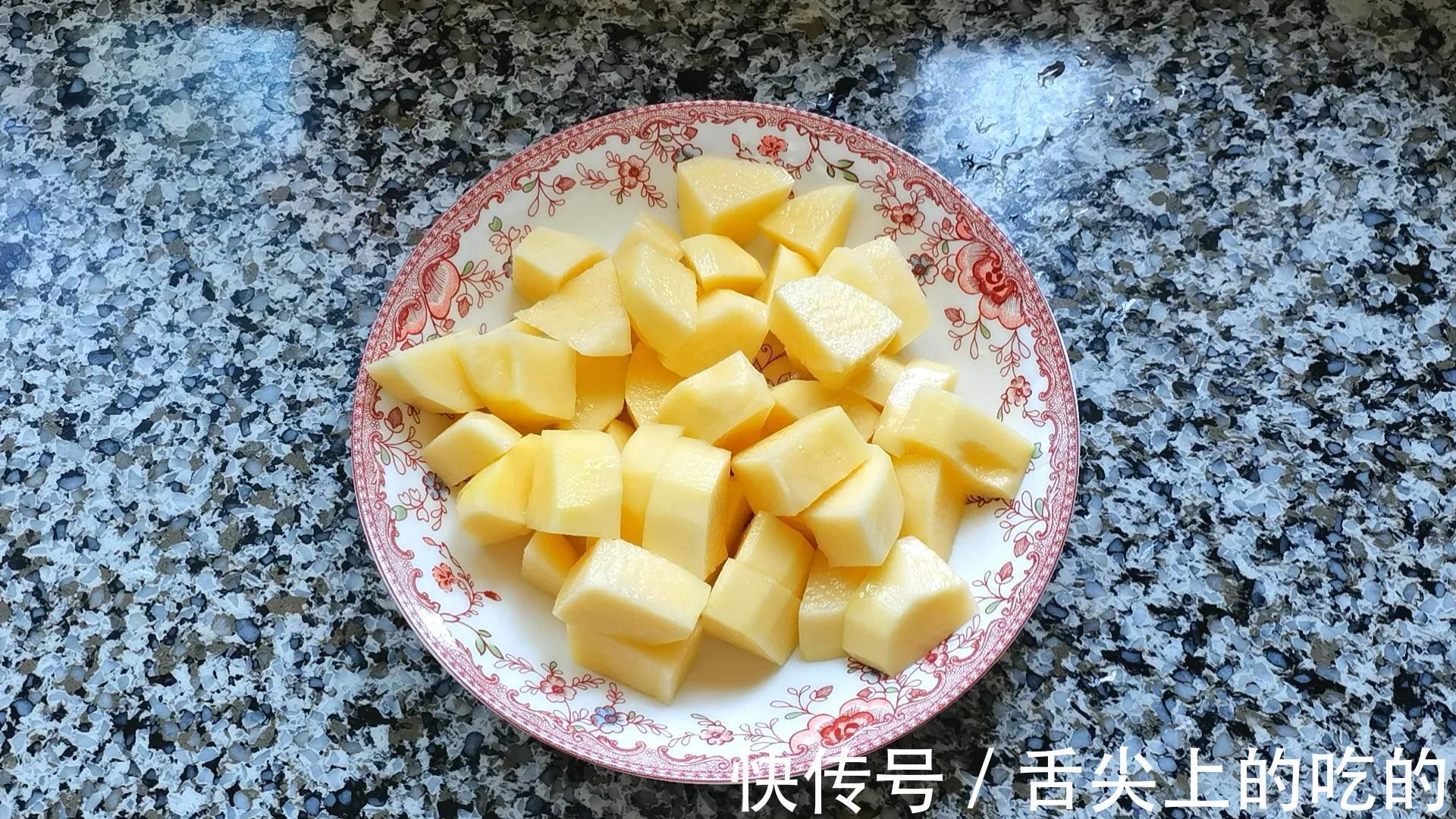 家常|翅根焖土豆,好吃到舔手指,简单的家常小炒,上桌就被抢光了