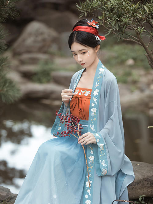 齐胸襦裙#各个朝代的代表性汉服,明制端庄,宋制优雅,你最喜欢哪一种?