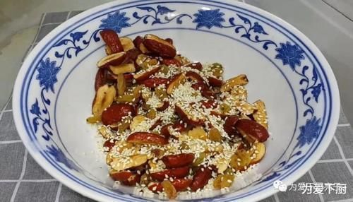 大米扔进滚烫的油锅里,5秒瞬间变美食,吃一口就爱上了,真的太好吃了