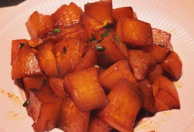 红烧萝卜|冬天多吃白萝卜,学会1个特色做法,不炒不腌不凉拌,好吃更解馋