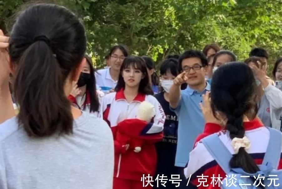 宋雨琦回高中母校,打卡最愛的披薩店,這尺寸確定吃得完?