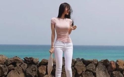 美女模特：紧身牛仔裤具有青春的活力，更有女人味！
