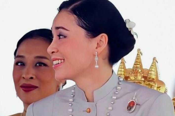 苏提达|诗妮娜跟泰王撒娇,得到2022专属新年贺卡,皇室办公室连夜赶制