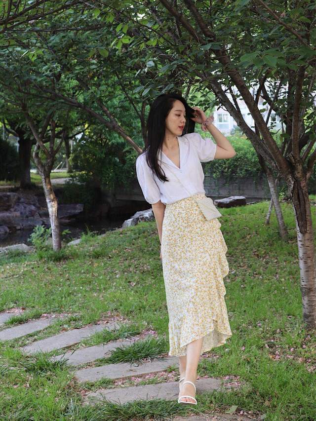 小蛮腰|初秋,2、30岁小姑娘这样穿,衬衫配印花裙简约洋气,氛围感十足