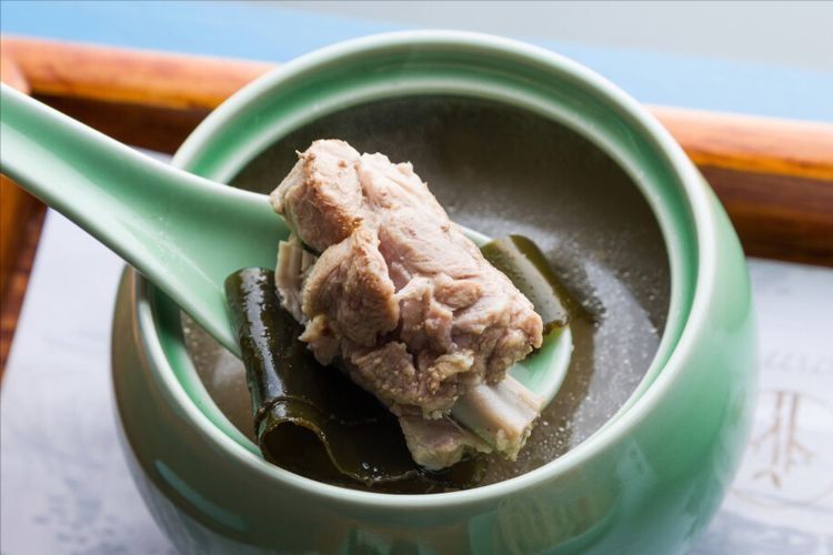 炖大骨头汤，切忌直接加水炖，谨记重要2步，骨汤更香更浓白