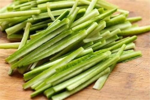 晚上堅持吃3種食物，營養(yǎng)豐富，消除雀斑，降低血壓，潤肺止咳