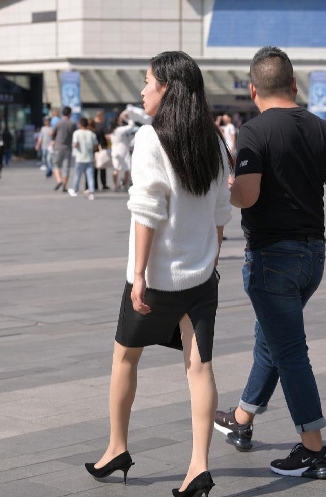 真的|女气质真的任性, 夏季穿黑色皮裙配白色毛绒衫, 优雅干练又好看