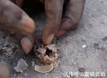 钓鱼|男子海边钓鱼发现奇怪水瓶，打开细看后，大开眼界