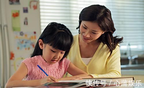 妈妈|小学生995分试卷走红,妈妈看到扣分的题目,感动得抱娃直亲