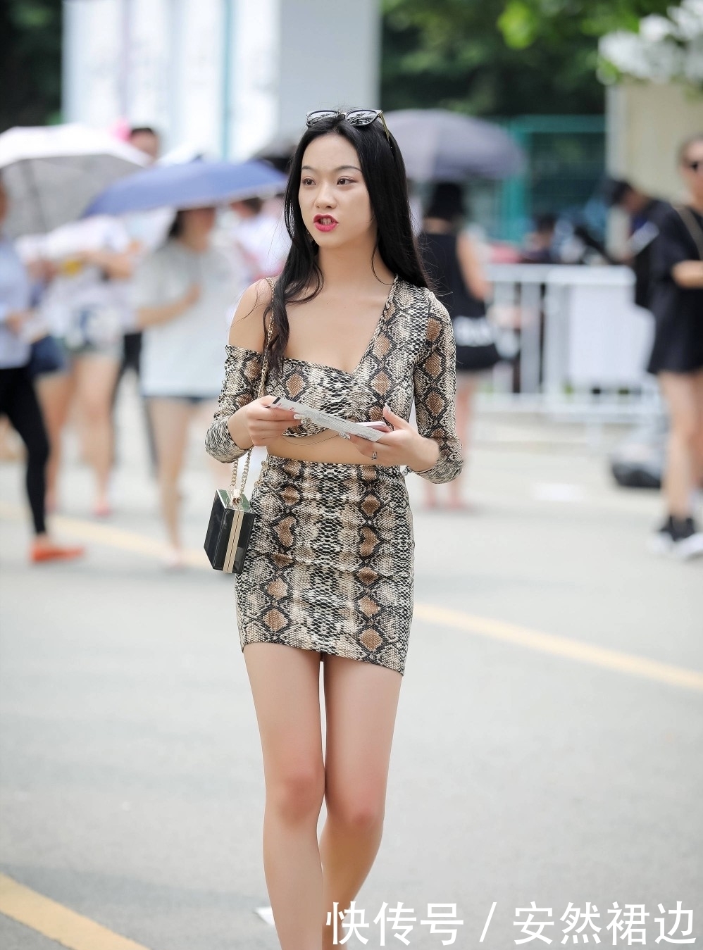 街拍:漂亮迷人的小姐姐，是繁华街头最美丽的风景！