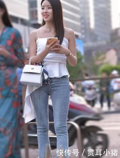 百搭|牛仔裤搭配吊带，百搭又显时髦，展现女性的温柔气息