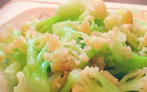 女性担心老太快，推荐常吃三种食物，减少皱纹，有益健康！