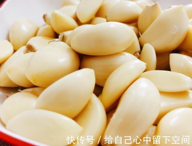 保鲜膜|腌腊八蒜,别只会放醋,多加1个技巧,2天就变绿,香又脆还解腻
