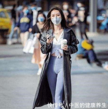 打底裤 黑色长款披风搭配蓝色紧身打底裤,御姐范十足,整体气质秀而不媚!