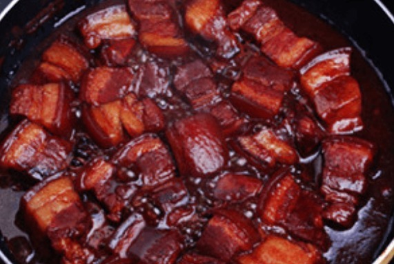制作红烧肉,别再焯水了,用这种方法,红烧肉红润透亮,肥而不腻!