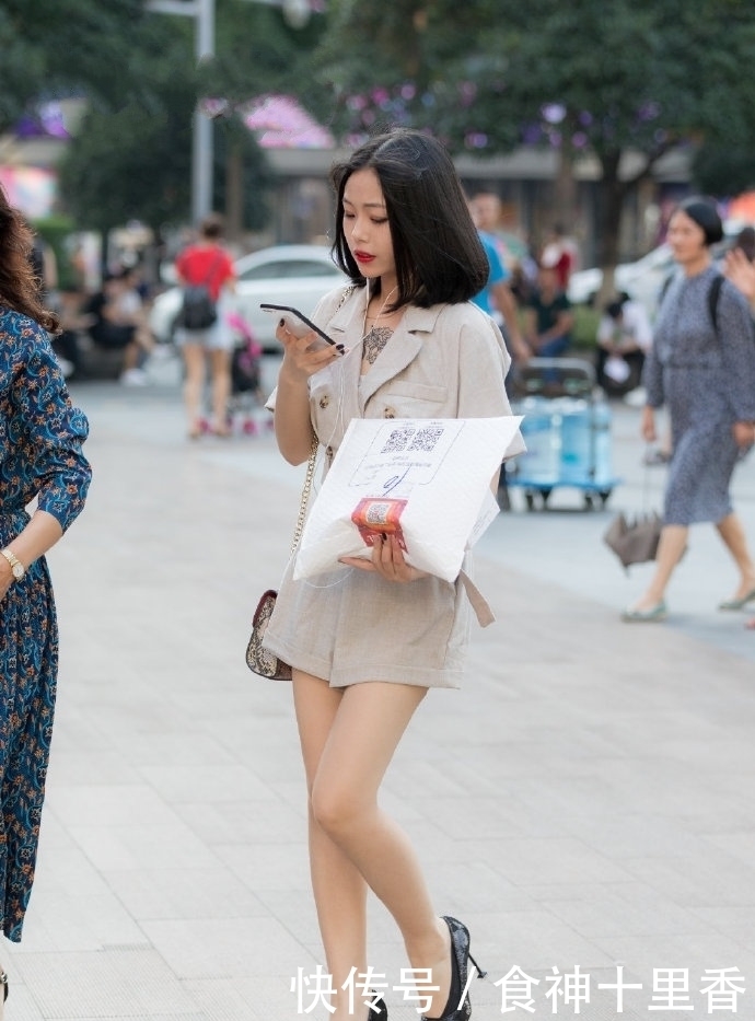 街了个拍丨都市小女人的轻熟风穿搭,很温柔很浪漫
