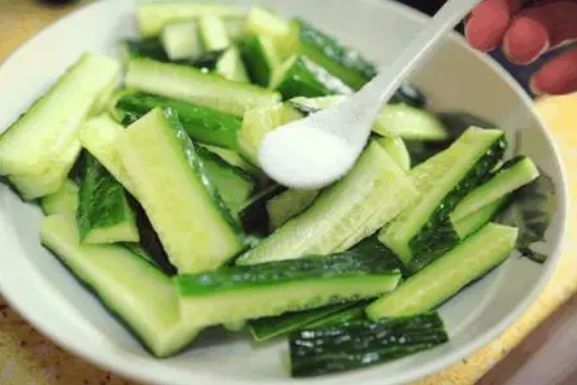 凉拌黄瓜不能直接加调料，厨师长教你3个技巧，脆爽又入味，好吃